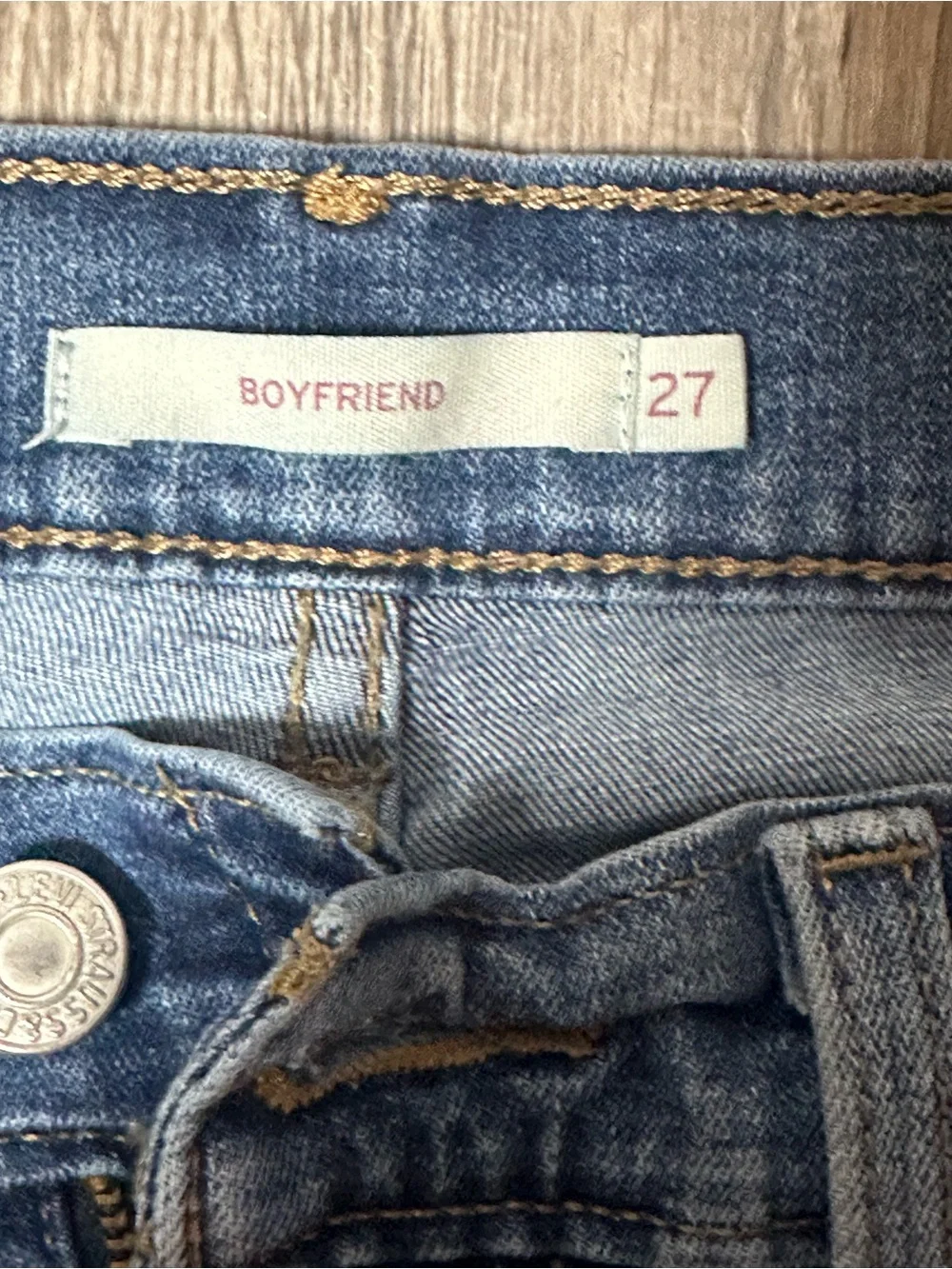 Levi’s women's Distressed Skinny Jeans in Dark Blue Wash